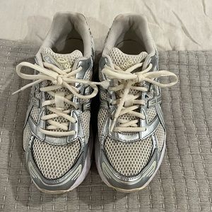 ASICS gel 1130 sneakers cream/pure silver color size 9